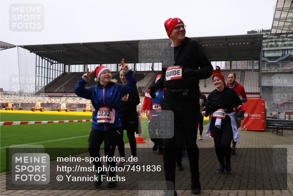 08.12.2024 - St. Pauli X-Mass-Run No. 14 Yannick Fuchs http://msf.ph/oto/7491836 08.12.2024 10:43:20 Ziel 307, 491, 557, 695, 957, 1038, 1091, 1103, 1144, 1155, 1304, 1411, 1515, 1519, 3232, 3236 meine-sportfotos.de