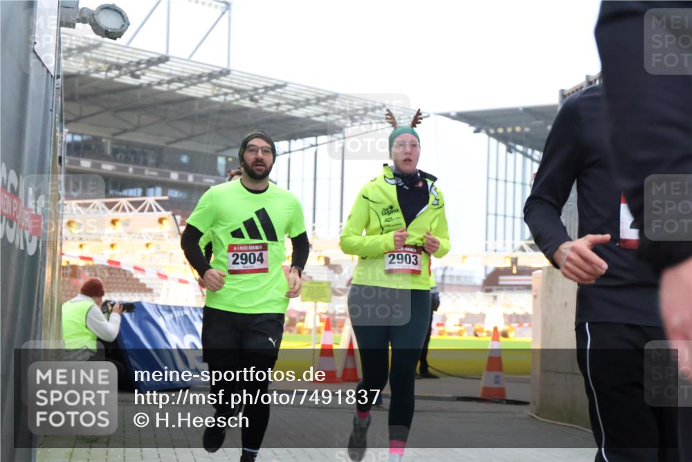 08.12.2024 - St. Pauli X-Mass-Run No. 14 H.Heesch http://msf.ph/oto/7491837 08.12.2024 10:05:40 Ziel 24, 273, 312, 1959, 2031, 2165, 2889, 2890, 3077, 3310, 3311, 3312, 3313, 3314, 3315, 3316, 3317, 3318, 620, 949, 2031, 2889, 2890, 2903, 2904 meine-sportfotos.de