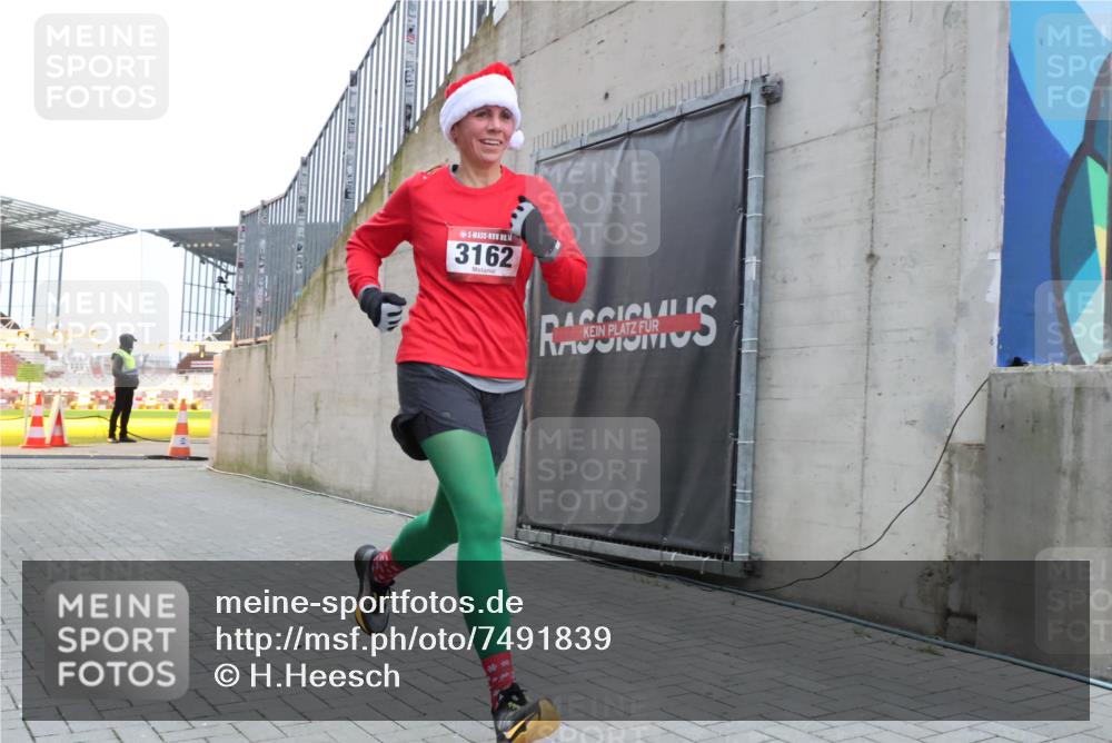 08.12.2024 - St. Pauli X-Mass-Run No. 14 H.Heesch http://msf.ph/oto/7491839 08.12.2024 09:57:36 Ziel 755, 763, 904, 1291, 1982, 2267, 3162, 3162 meine-sportfotos.de