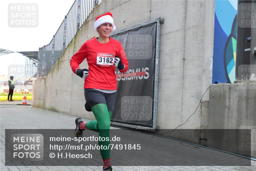 08.12.2024 - St. Pauli X-Mass-Run No. 14 H.Heesch http://msf.ph/oto/7491845 08.12.2024 09:57:36 Ziel 755, 763, 904, 1291, 1982, 2267, 3162, 3162 meine-sportfotos.de