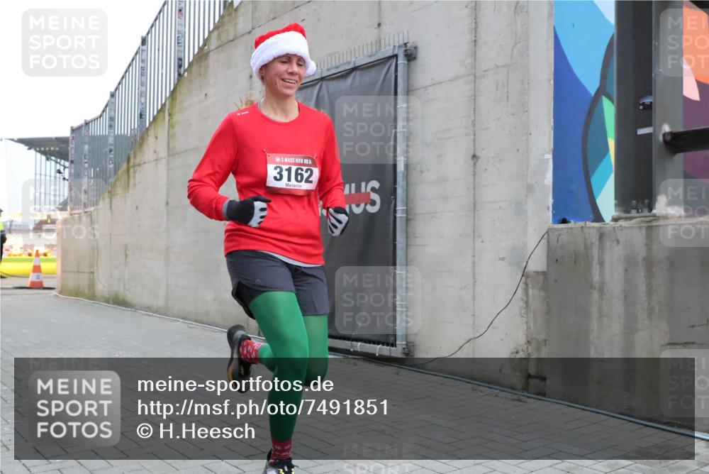 08.12.2024 - St. Pauli X-Mass-Run No. 14 H.Heesch http://msf.ph/oto/7491851 08.12.2024 09:57:36 Ziel 755, 763, 904, 1291, 1982, 2267, 3162, 3162 meine-sportfotos.de