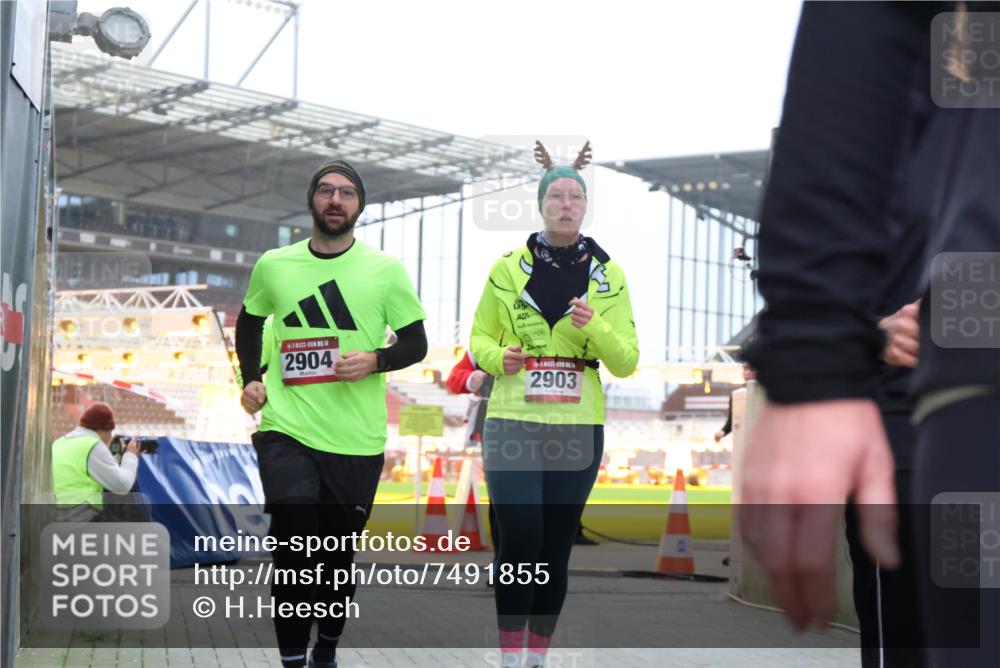 08.12.2024 - St. Pauli X-Mass-Run No. 14 H.Heesch http://msf.ph/oto/7491855 08.12.2024 10:05:40 Ziel 24, 273, 312, 1959, 2031, 2165, 2889, 2890, 3077, 3310, 3311, 3312, 3313, 3314, 3315, 3316, 3317, 3318, 620, 949, 2031, 2889, 2890, 2903, 2904 meine-sportfotos.de