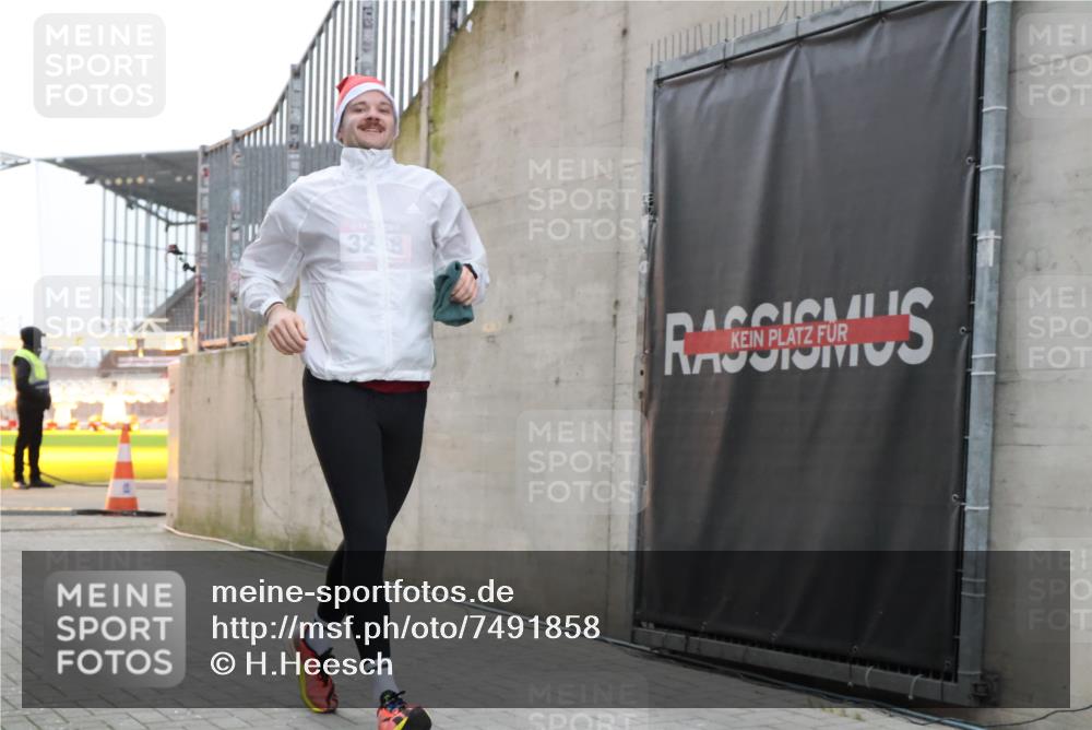 08.12.2024 - St. Pauli X-Mass-Run No. 14 H.Heesch http://msf.ph/oto/7491858 08.12.2024 09:57:50 Ziel 3258, 2840, 2842, 3258 meine-sportfotos.de