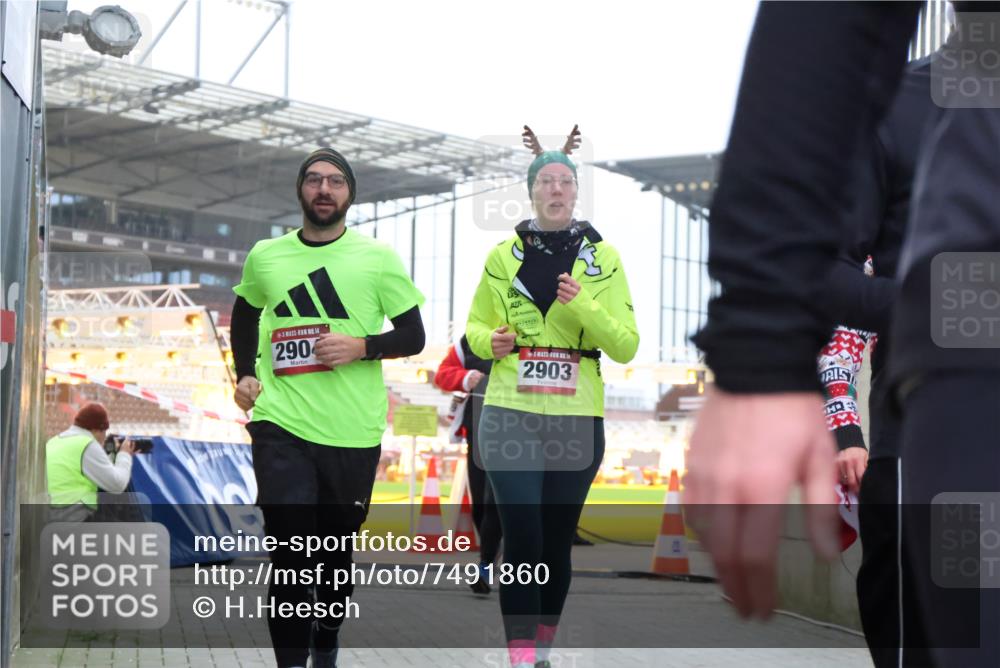 08.12.2024 - St. Pauli X-Mass-Run No. 14 H.Heesch http://msf.ph/oto/7491860 08.12.2024 10:05:40 Ziel 24, 273, 312, 1959, 2031, 2165, 2889, 2890, 3077, 3310, 3311, 3312, 3313, 3314, 3315, 3316, 3317, 3318, 620, 949, 2031, 2889, 2890, 2903, 2904 meine-sportfotos.de