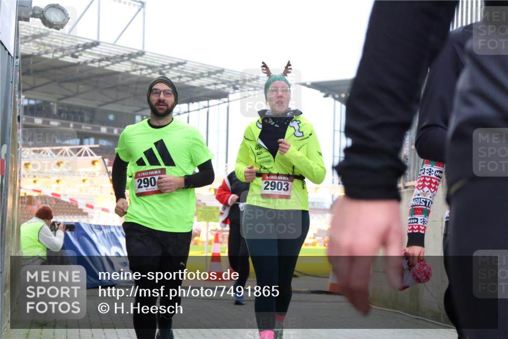 08.12.2024 - St. Pauli X-Mass-Run No. 14 H.Heesch http://msf.ph/oto/7491865 08.12.2024 10:05:40 Ziel 24, 273, 312, 1959, 2031, 2165, 2889, 2890, 3077, 3310, 3311, 3312, 3313, 3314, 3315, 3316, 3317, 3318, 620, 949, 2031, 2889, 2890, 2903, 2904 meine-sportfotos.de