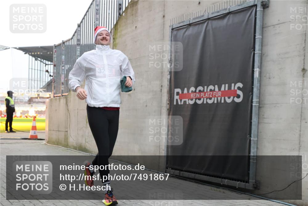 08.12.2024 - St. Pauli X-Mass-Run No. 14 H.Heesch http://msf.ph/oto/7491867 08.12.2024 09:57:50 Ziel 3258, 2840, 2842, 3258 meine-sportfotos.de