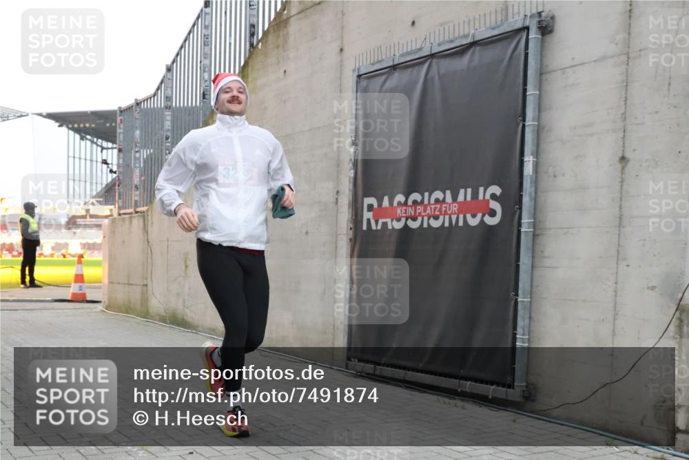 08.12.2024 - St. Pauli X-Mass-Run No. 14 H.Heesch http://msf.ph/oto/7491874 08.12.2024 09:57:50 Ziel 3258, 2840, 2842, 3258 meine-sportfotos.de