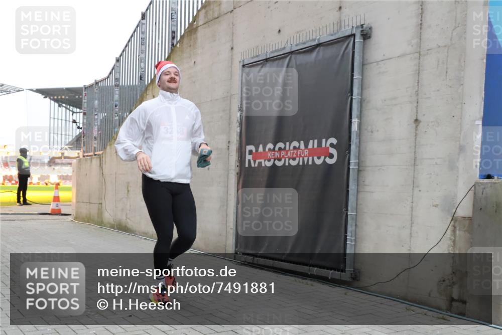 08.12.2024 - St. Pauli X-Mass-Run No. 14 H.Heesch http://msf.ph/oto/7491881 08.12.2024 09:57:50 Ziel 3258, 2840, 2842, 3258 meine-sportfotos.de