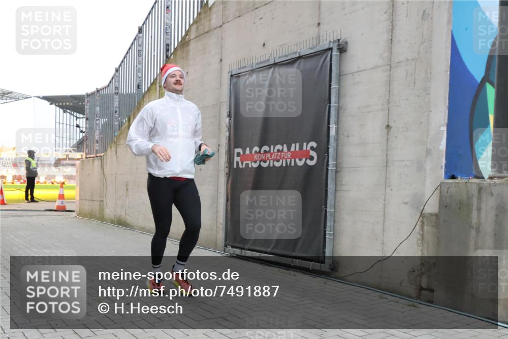 08.12.2024 - St. Pauli X-Mass-Run No. 14 H.Heesch http://msf.ph/oto/7491887 08.12.2024 09:57:50 Ziel 3258, 2840, 2842, 3258 meine-sportfotos.de