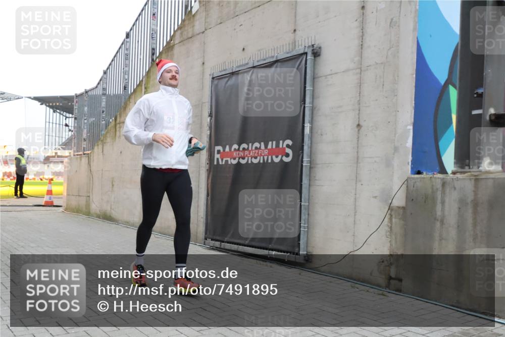 08.12.2024 - St. Pauli X-Mass-Run No. 14 H.Heesch http://msf.ph/oto/7491895 08.12.2024 09:57:50 Ziel 3258, 2840, 2842, 3258 meine-sportfotos.de