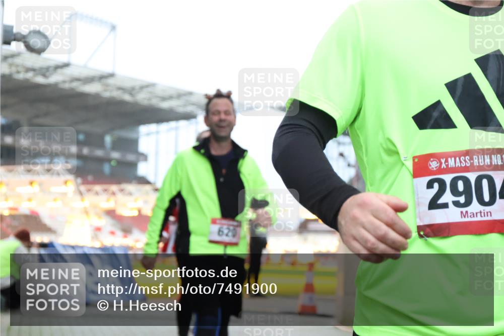 08.12.2024 - St. Pauli X-Mass-Run No. 14 H.Heesch http://msf.ph/oto/7491900 08.12.2024 10:05:42 Ziel 24, 273, 312, 1959, 2031, 2165, 2889, 2890, 2903, 2904, 3077, 3310, 3311, 3312, 3314, 3315, 3316, 3317, 3318, 126, 620, 949, 2146, 2889, 2890, 2903, 2904 meine-sportfotos.de