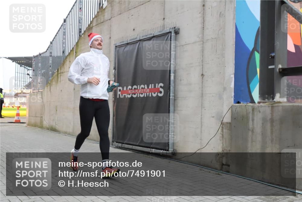 08.12.2024 - St. Pauli X-Mass-Run No. 14 H.Heesch http://msf.ph/oto/7491901 08.12.2024 09:57:50 Ziel 3258, 2840, 2842, 3258 meine-sportfotos.de