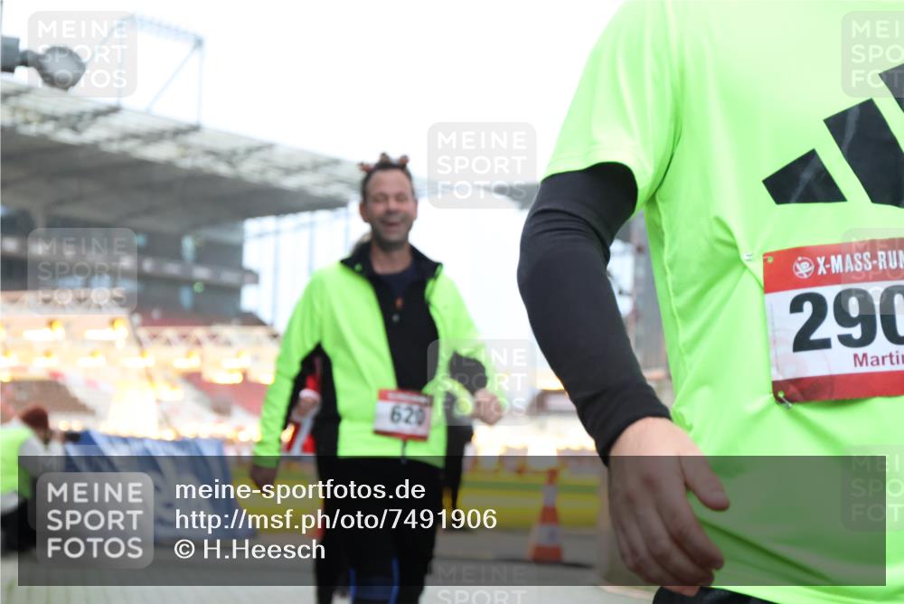 08.12.2024 - St. Pauli X-Mass-Run No. 14 H.Heesch http://msf.ph/oto/7491906 08.12.2024 10:05:42 Ziel 24, 273, 312, 1959, 2031, 2165, 2889, 2890, 2903, 2904, 3077, 3310, 3311, 3312, 3314, 3315, 3316, 3317, 3318, 126, 620, 949, 2146, 2889, 2890, 2903, 2904 meine-sportfotos.de
