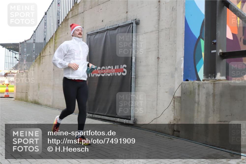 08.12.2024 - St. Pauli X-Mass-Run No. 14 H.Heesch http://msf.ph/oto/7491909 08.12.2024 09:57:51 Ziel 3258, 391, 2840, 2842, 3258 meine-sportfotos.de