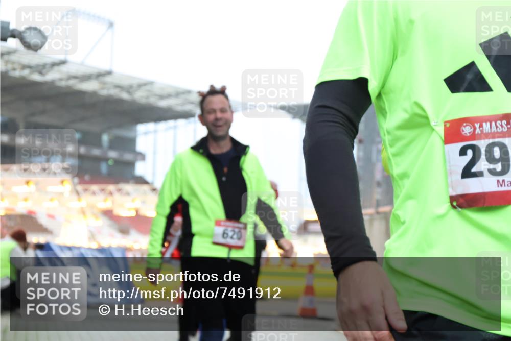 08.12.2024 - St. Pauli X-Mass-Run No. 14 H.Heesch http://msf.ph/oto/7491912 08.12.2024 10:05:43 Ziel 24, 273, 312, 1959, 2031, 2165, 2889, 2890, 2903, 2904, 3077, 3310, 3311, 3312, 3314, 3315, 3316, 3317, 126, 620, 949, 2146, 2903, 2904, 3339 meine-sportfotos.de