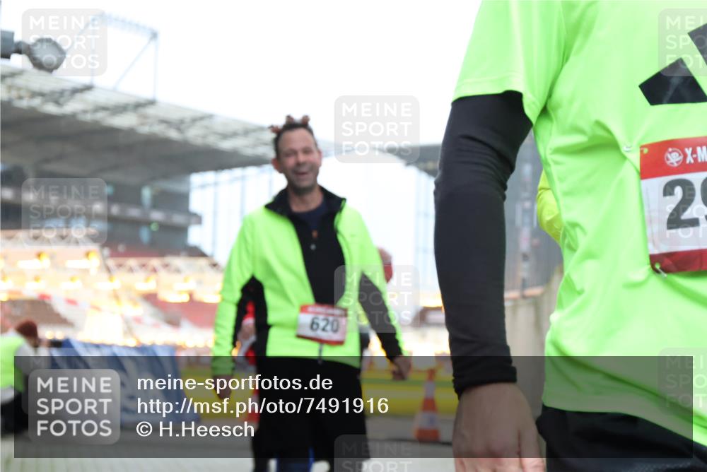 08.12.2024 - St. Pauli X-Mass-Run No. 14 H.Heesch http://msf.ph/oto/7491916 08.12.2024 10:05:43 Ziel 24, 273, 312, 1959, 2031, 2165, 2889, 2890, 2903, 2904, 3077, 3310, 3311, 3312, 3314, 3315, 3316, 3317, 126, 620, 949, 2146, 2903, 2904, 3339 meine-sportfotos.de