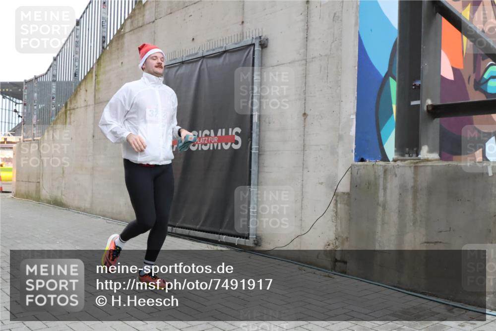 08.12.2024 - St. Pauli X-Mass-Run No. 14 H.Heesch http://msf.ph/oto/7491917 08.12.2024 09:57:51 Ziel 3258, 391, 2840, 2842, 3258 meine-sportfotos.de