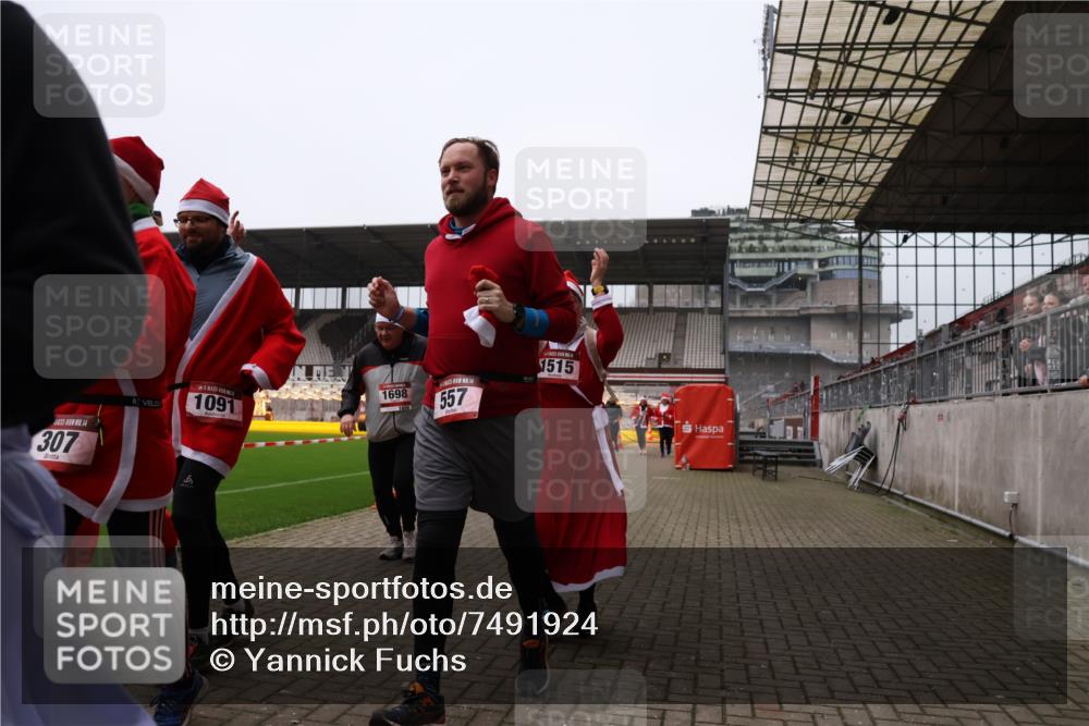 08.12.2024 - St. Pauli X-Mass-Run No. 14 Yannick Fuchs http://msf.ph/oto/7491924 08.12.2024 10:43:22 Ziel 307, 491, 557, 695, 957, 1038, 1091, 1103, 1155, 1515, 1519, 1698, 3232, 3236 meine-sportfotos.de