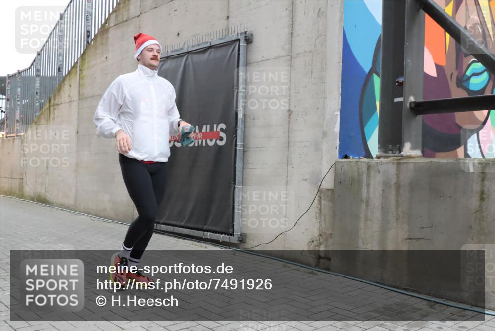 08.12.2024 - St. Pauli X-Mass-Run No. 14 H.Heesch http://msf.ph/oto/7491926 08.12.2024 09:57:51 Ziel 3258, 391, 2840, 2842, 3258 meine-sportfotos.de