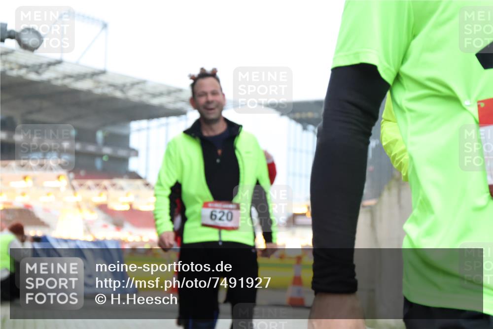 08.12.2024 - St. Pauli X-Mass-Run No. 14 H.Heesch http://msf.ph/oto/7491927 08.12.2024 10:05:43 Ziel 24, 273, 312, 1959, 2031, 2165, 2889, 2890, 2903, 2904, 3077, 3310, 3311, 3312, 3314, 3315, 3316, 3317, 126, 620, 949, 2146, 2903, 2904, 3339 meine-sportfotos.de