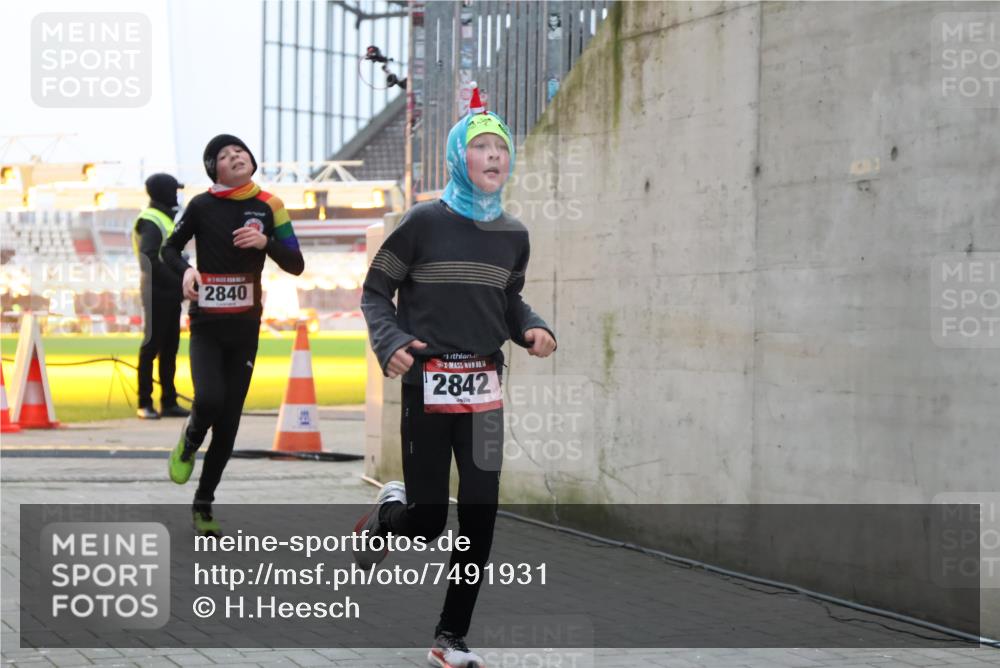 08.12.2024 - St. Pauli X-Mass-Run No. 14 H.Heesch http://msf.ph/oto/7491931 08.12.2024 09:57:55 Ziel 2840, 2842, 3258, 391, 2840, 2842 meine-sportfotos.de