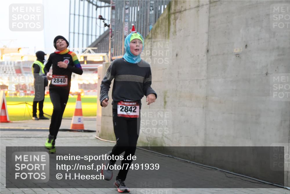 08.12.2024 - St. Pauli X-Mass-Run No. 14 H.Heesch http://msf.ph/oto/7491939 08.12.2024 09:57:55 Ziel 2840, 2842, 3258, 391, 2840, 2842 meine-sportfotos.de