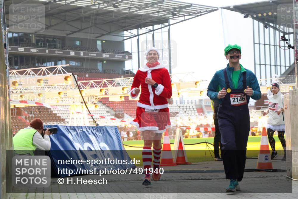 08.12.2024 - St. Pauli X-Mass-Run No. 14 H.Heesch http://msf.ph/oto/7491940 08.12.2024 10:05:48 Ziel 273, 312, 620, 949, 1959, 2031, 2889, 2890, 2903, 2904, 3316, 126, 2056, 2080, 2146, 2866, 3339 meine-sportfotos.de