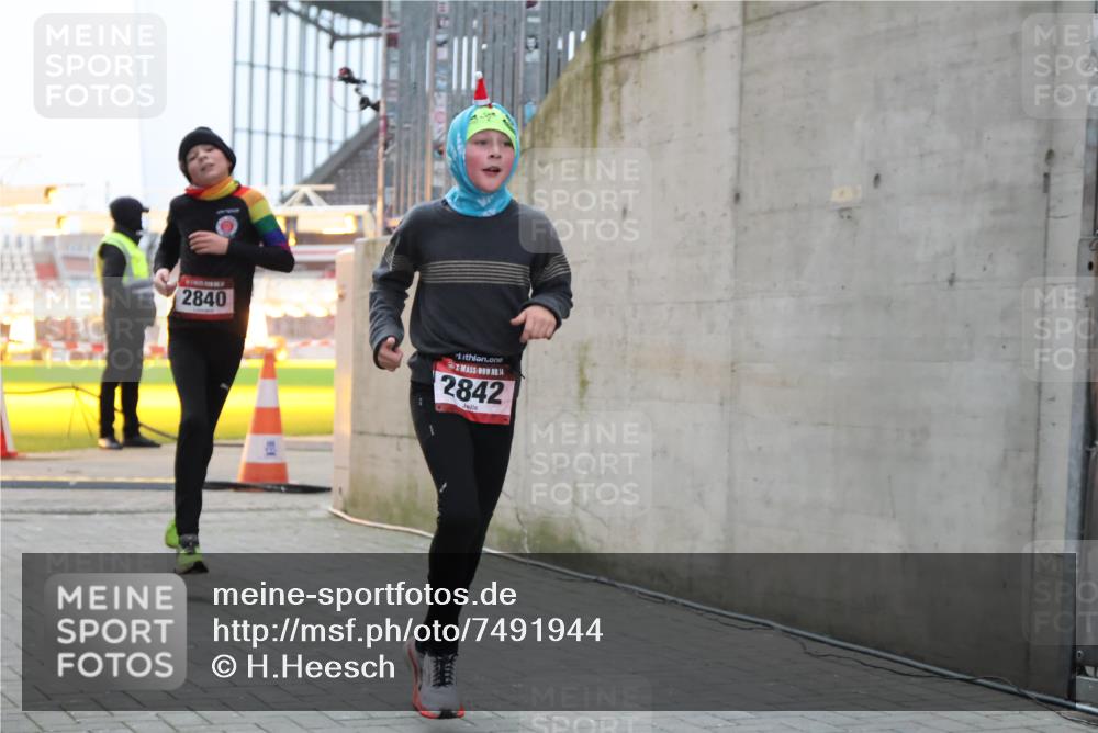 08.12.2024 - St. Pauli X-Mass-Run No. 14 H.Heesch http://msf.ph/oto/7491944 08.12.2024 09:57:55 Ziel 2840, 2842, 3258, 391, 2840, 2842 meine-sportfotos.de