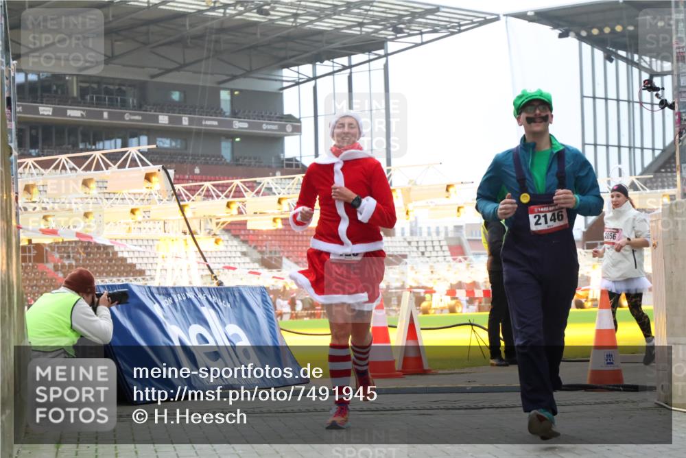 08.12.2024 - St. Pauli X-Mass-Run No. 14 H.Heesch http://msf.ph/oto/7491945 08.12.2024 10:05:48 Ziel 273, 312, 620, 949, 1959, 2031, 2889, 2890, 2903, 2904, 3316, 126, 2056, 2080, 2146, 2866, 3339 meine-sportfotos.de