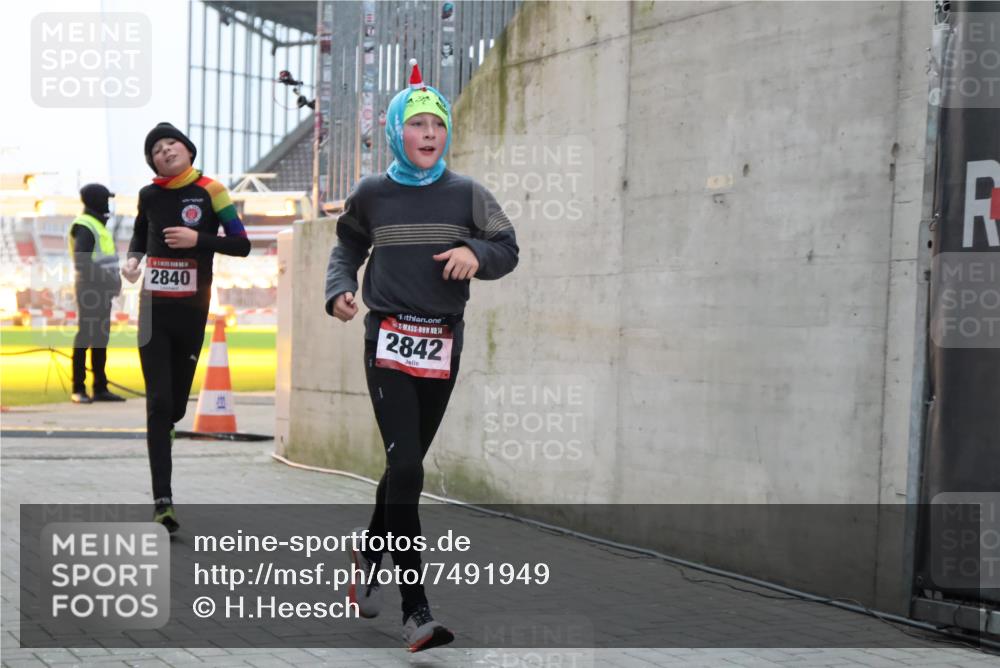 08.12.2024 - St. Pauli X-Mass-Run No. 14 H.Heesch http://msf.ph/oto/7491949 08.12.2024 09:57:55 Ziel 2840, 2842, 3258, 391, 2840, 2842 meine-sportfotos.de