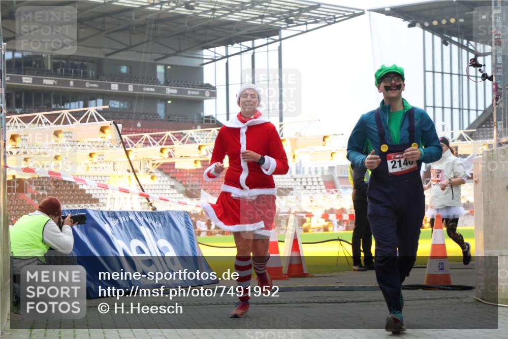08.12.2024 - St. Pauli X-Mass-Run No. 14 H.Heesch http://msf.ph/oto/7491952 08.12.2024 10:05:48 Ziel 273, 312, 620, 949, 1959, 2031, 2889, 2890, 2903, 2904, 3316, 126, 2056, 2080, 2146, 2866, 3339 meine-sportfotos.de