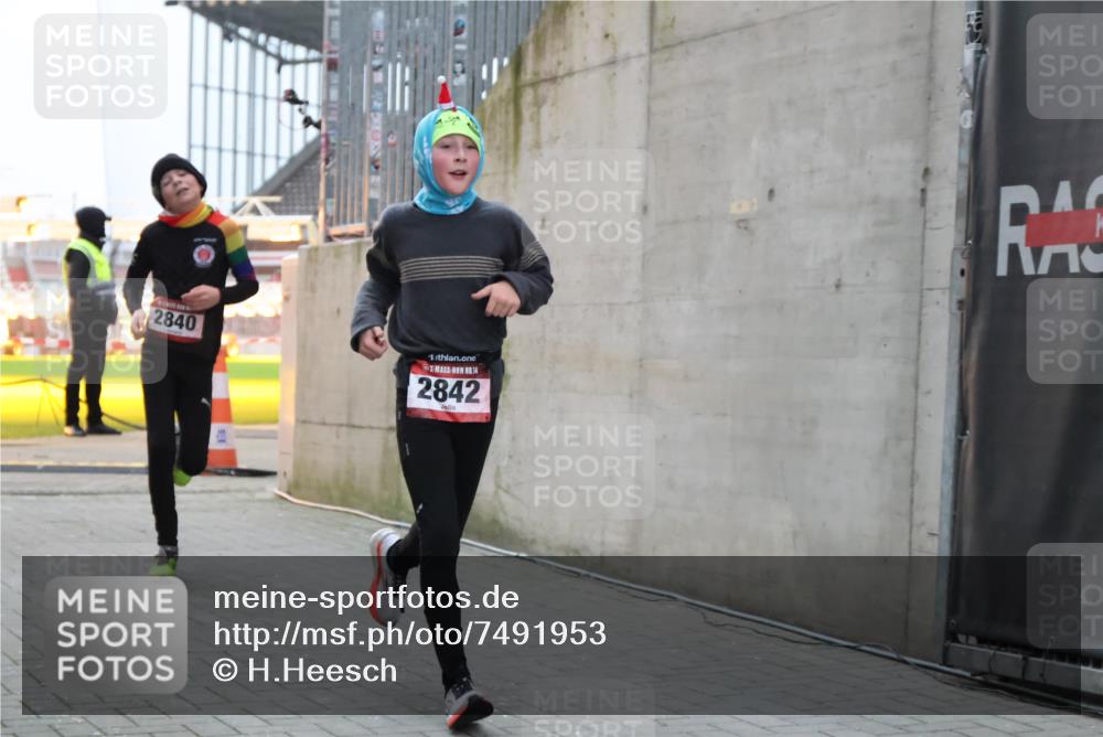 08.12.2024 - St. Pauli X-Mass-Run No. 14 H.Heesch http://msf.ph/oto/7491953 08.12.2024 09:57:55 Ziel 2840, 2842, 3258, 391, 2840, 2842 meine-sportfotos.de