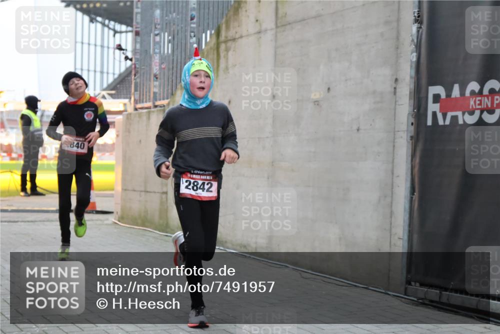 08.12.2024 - St. Pauli X-Mass-Run No. 14 H.Heesch http://msf.ph/oto/7491957 08.12.2024 09:57:55 Ziel 2840, 2842, 3258, 391, 2840, 2842 meine-sportfotos.de