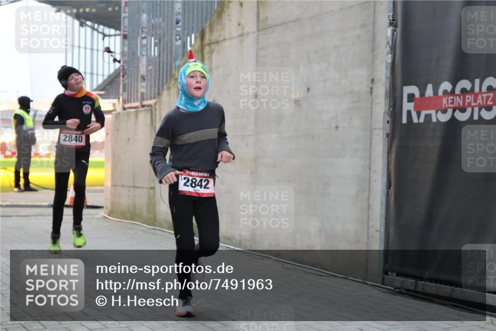 08.12.2024 - St. Pauli X-Mass-Run No. 14 H.Heesch http://msf.ph/oto/7491963 08.12.2024 09:57:55 Ziel 2840, 2842, 3258, 391, 2840, 2842 meine-sportfotos.de