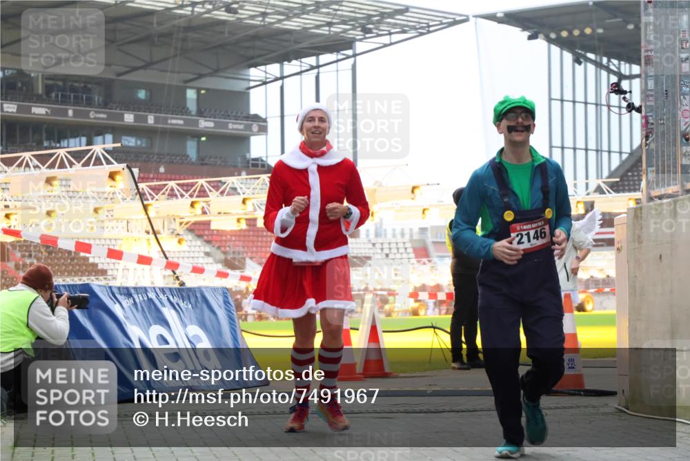 08.12.2024 - St. Pauli X-Mass-Run No. 14 H.Heesch http://msf.ph/oto/7491967 08.12.2024 10:05:49 Ziel 620, 949, 1959, 2031, 2889, 2890, 2903, 2904, 126, 2056, 2080, 2146, 2866, 3339 meine-sportfotos.de