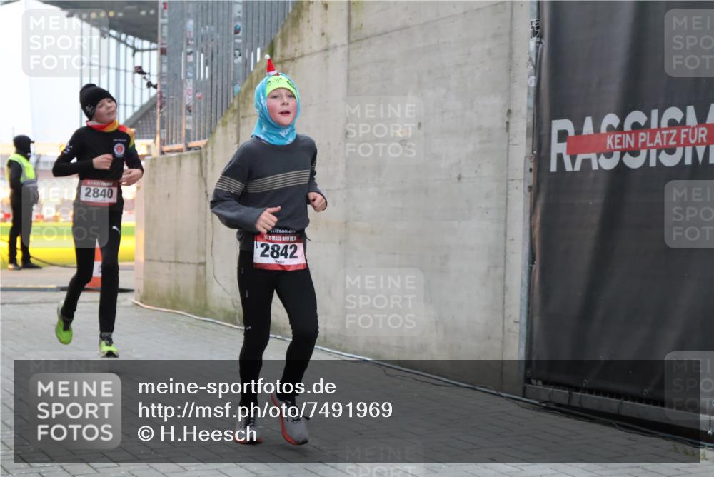 08.12.2024 - St. Pauli X-Mass-Run No. 14 H.Heesch http://msf.ph/oto/7491969 08.12.2024 09:57:55 Ziel 2840, 2842, 3258, 391, 2840, 2842 meine-sportfotos.de