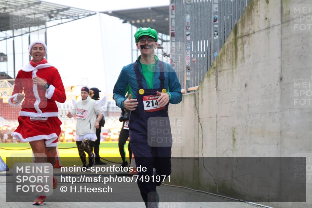 08.12.2024 - St. Pauli X-Mass-Run No. 14 H.Heesch http://msf.ph/oto/7491971 08.12.2024 10:05:49 Ziel 620, 949, 1959, 2031, 2889, 2890, 2903, 2904, 126, 2056, 2080, 2146, 2866, 3339 meine-sportfotos.de