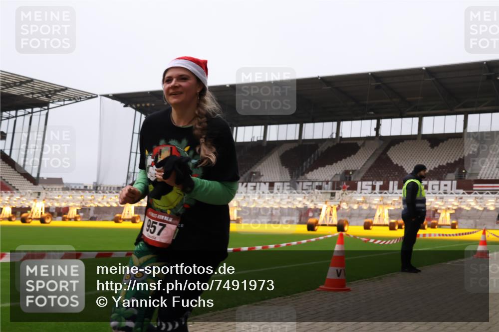 08.12.2024 - St. Pauli X-Mass-Run No. 14 Yannick Fuchs http://msf.ph/oto/7491973 08.12.2024 10:43:25 Ziel 307, 491, 557, 680, 695, 957, 1038, 1091, 1155, 1515, 1519, 1698, 3232, 3236 meine-sportfotos.de