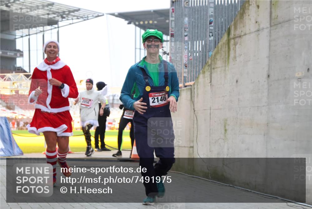 08.12.2024 - St. Pauli X-Mass-Run No. 14 H.Heesch http://msf.ph/oto/7491975 08.12.2024 10:05:49 Ziel 620, 949, 1959, 2031, 2889, 2890, 2903, 2904, 126, 2056, 2080, 2146, 2866, 3339 meine-sportfotos.de
