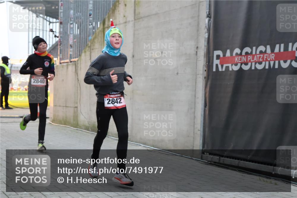 08.12.2024 - St. Pauli X-Mass-Run No. 14 H.Heesch http://msf.ph/oto/7491977 08.12.2024 09:57:55 Ziel 2840, 2842, 3258, 391, 2840, 2842 meine-sportfotos.de