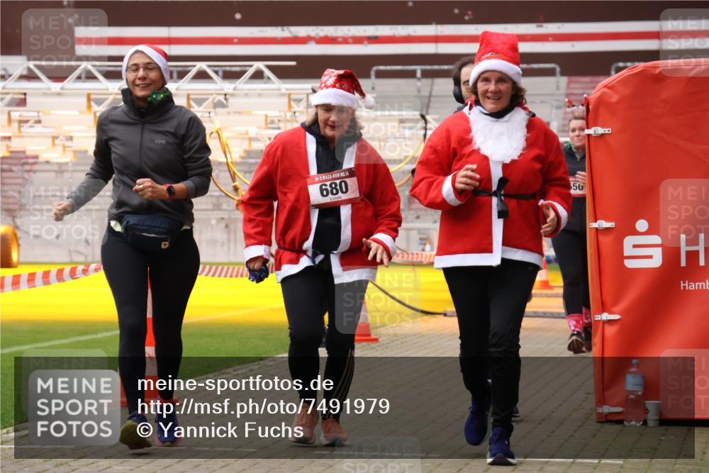 08.12.2024 - St. Pauli X-Mass-Run No. 14 Yannick Fuchs http://msf.ph/oto/7491979 08.12.2024 10:43:27 Ziel 307, 491, 557, 680, 695, 823, 957, 1038, 1091, 1155, 1515, 1519, 1698, 3232, 3236 meine-sportfotos.de