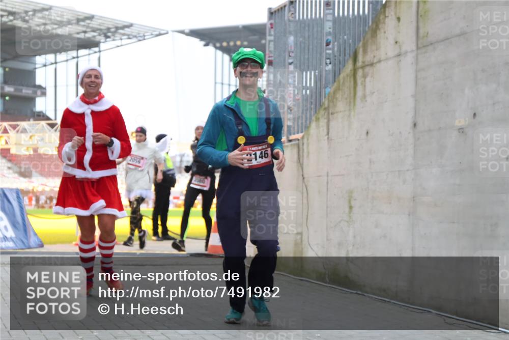 08.12.2024 - St. Pauli X-Mass-Run No. 14 H.Heesch http://msf.ph/oto/7491982 08.12.2024 10:05:49 Ziel 620, 949, 1959, 2031, 2889, 2890, 2903, 2904, 126, 2056, 2080, 2146, 2866, 3339 meine-sportfotos.de