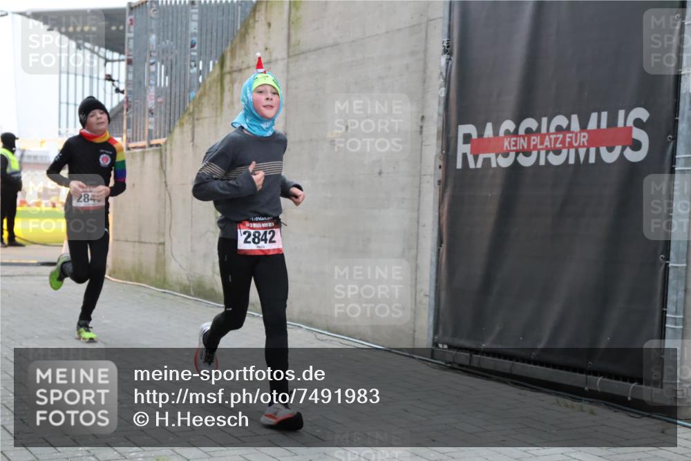 08.12.2024 - St. Pauli X-Mass-Run No. 14 H.Heesch http://msf.ph/oto/7491983 08.12.2024 09:57:55 Ziel 2840, 2842, 3258, 391, 2840, 2842 meine-sportfotos.de