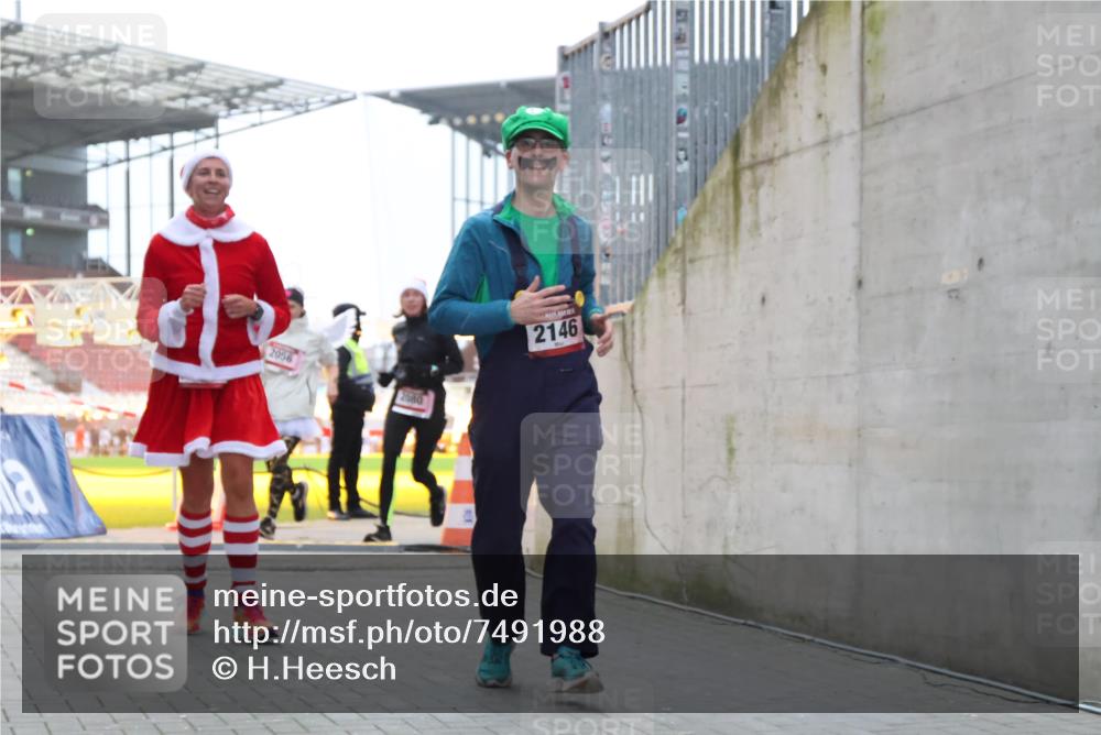 08.12.2024 - St. Pauli X-Mass-Run No. 14 H.Heesch http://msf.ph/oto/7491988 08.12.2024 10:05:49 Ziel 620, 949, 1959, 2031, 2889, 2890, 2903, 2904, 126, 2056, 2080, 2146, 2866, 3339 meine-sportfotos.de