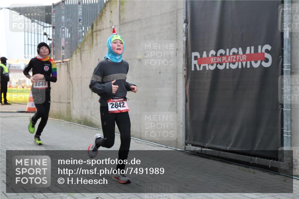 08.12.2024 - St. Pauli X-Mass-Run No. 14 H.Heesch http://msf.ph/oto/7491989 08.12.2024 09:57:55 Ziel 2840, 2842, 3258, 391, 2840, 2842 meine-sportfotos.de