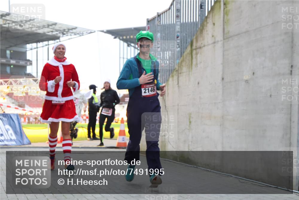08.12.2024 - St. Pauli X-Mass-Run No. 14 H.Heesch http://msf.ph/oto/7491995 08.12.2024 10:05:50 Ziel 126, 620, 949, 2031, 2146, 2889, 2890, 2903, 2904, 126, 2056, 2080, 2146, 2866, 3339 meine-sportfotos.de