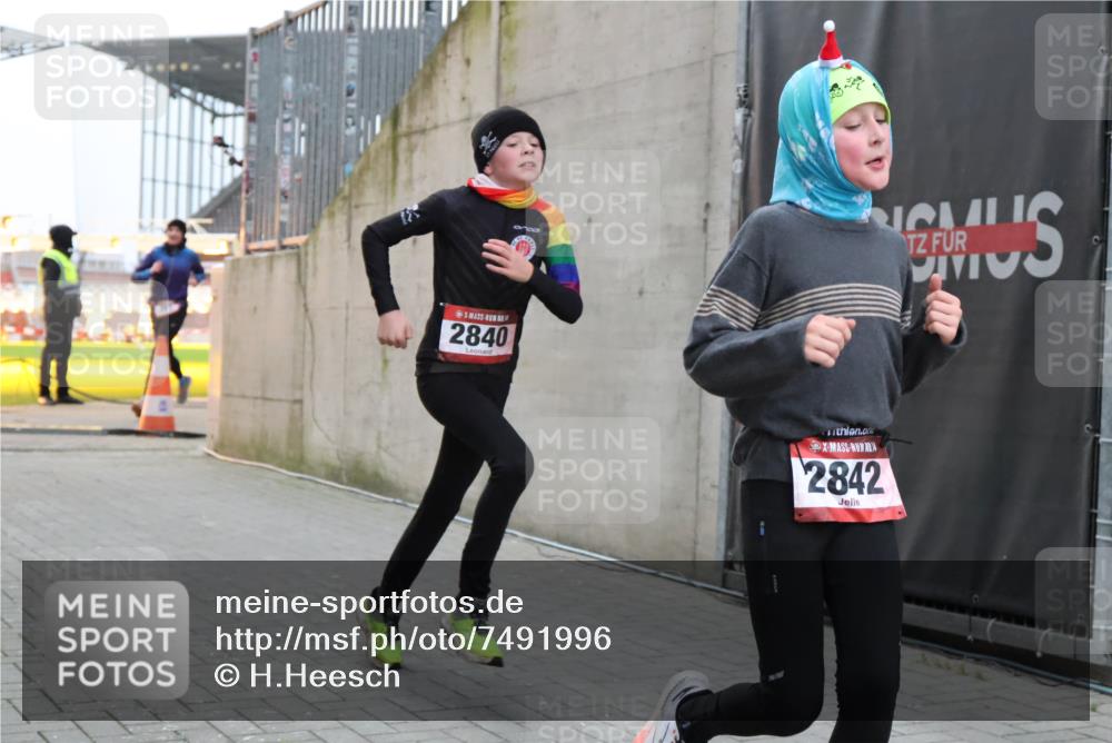08.12.2024 - St. Pauli X-Mass-Run No. 14 H.Heesch http://msf.ph/oto/7491996 08.12.2024 09:57:56 Ziel 2840, 2842, 3258, 391, 2840, 2842 meine-sportfotos.de