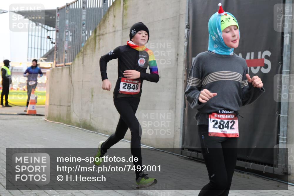 08.12.2024 - St. Pauli X-Mass-Run No. 14 H.Heesch http://msf.ph/oto/7492001 08.12.2024 09:57:56 Ziel 2840, 2842, 3258, 391, 2840, 2842 meine-sportfotos.de