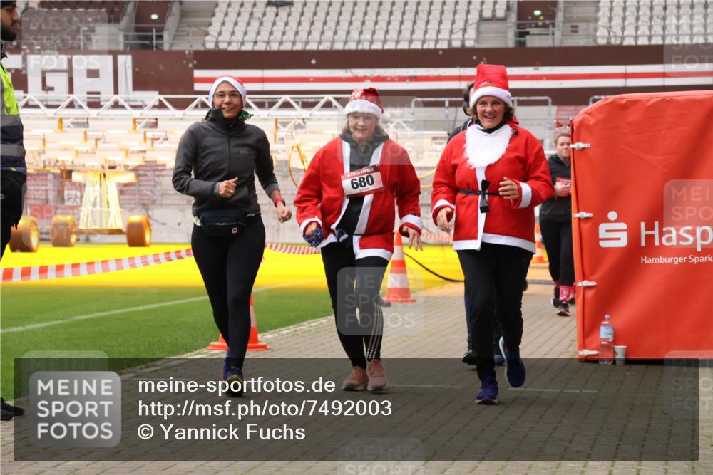 08.12.2024 - St. Pauli X-Mass-Run No. 14 Yannick Fuchs http://msf.ph/oto/7492003 08.12.2024 10:43:27 Ziel 307, 491, 557, 680, 695, 823, 957, 1038, 1091, 1155, 1515, 1519, 1698, 3232, 3236 meine-sportfotos.de