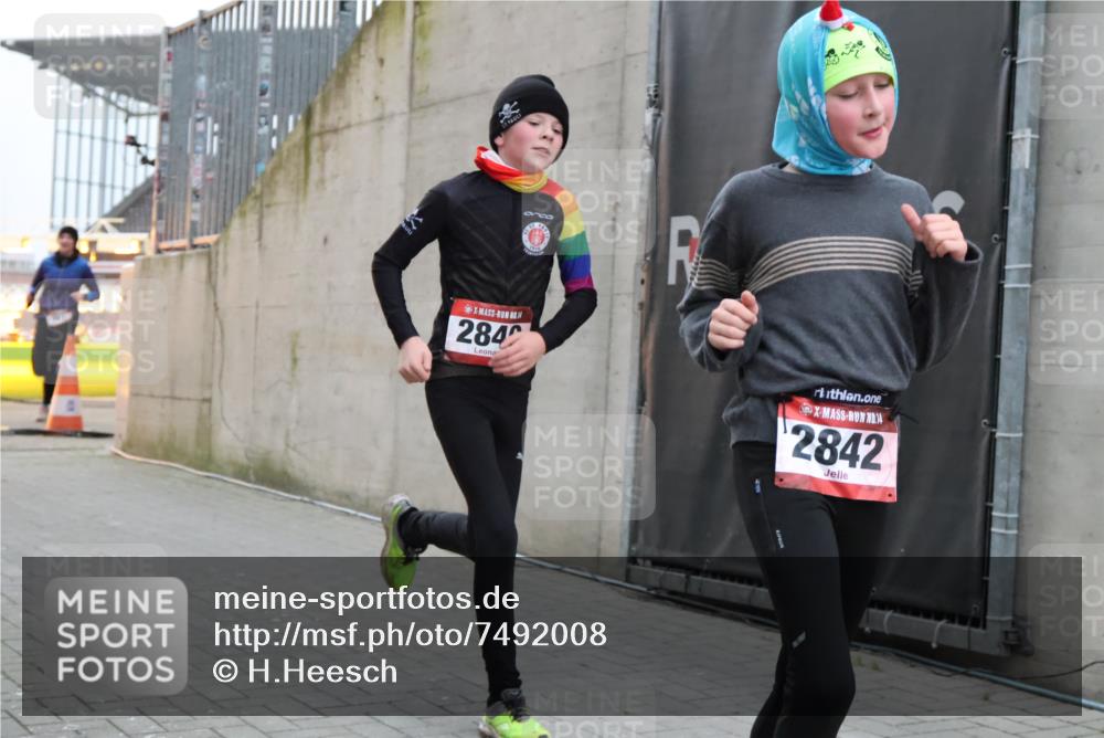 08.12.2024 - St. Pauli X-Mass-Run No. 14 H.Heesch http://msf.ph/oto/7492008 08.12.2024 09:57:56 Ziel 2840, 2842, 3258, 391, 2840, 2842 meine-sportfotos.de